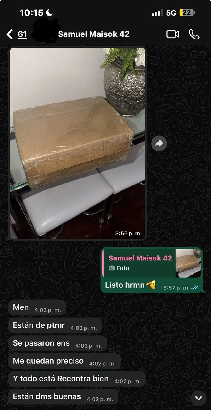 Cliente mostrando el paquete recibido y valorando el artículo